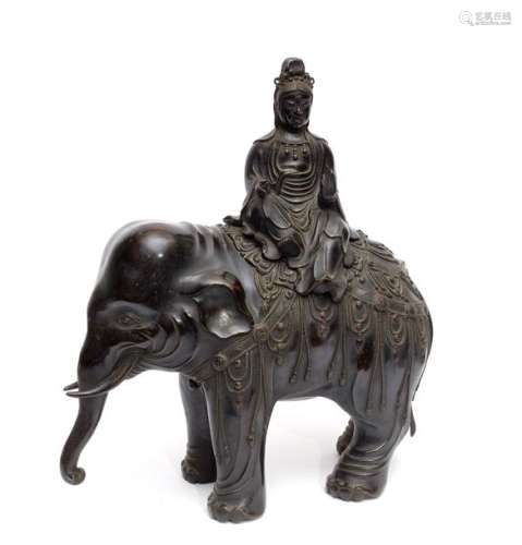 Figure en bronze noir patiné du Bodhisattva Kannon…