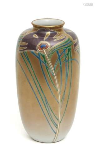 Grand vase en porcelaine Kutani orné de plumes de …