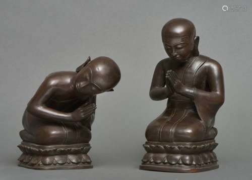 Deux lourde figurines en bronze foncé de jeunes mo…