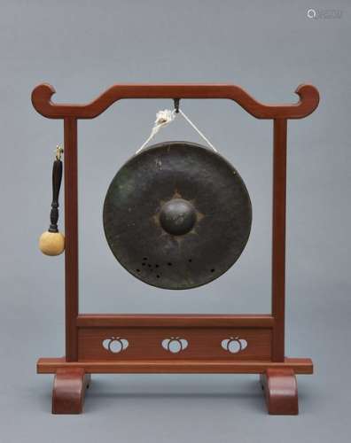 Gong suspendu dans un cadre en bois dur, avec son …