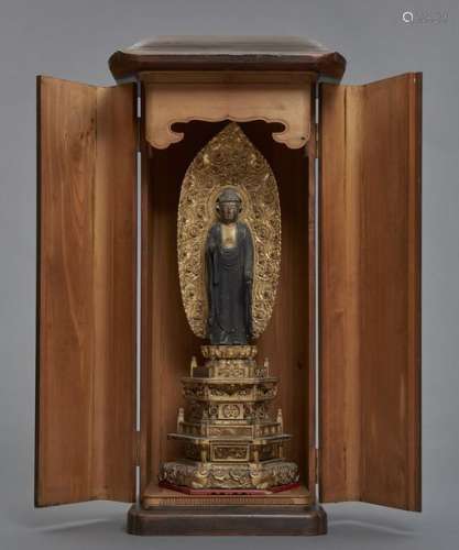 Grand bouddha Yakushi dans un simple sanctuaire en…