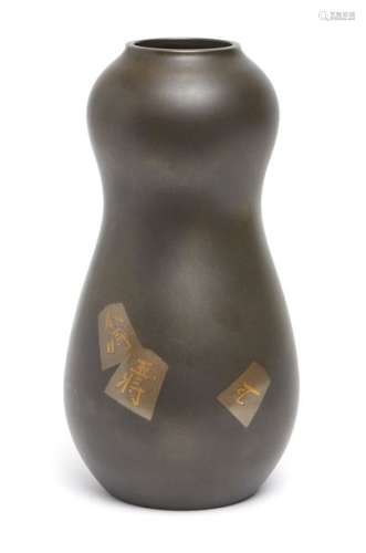 Vase en bronze gris foncé en forme de gourde orné …