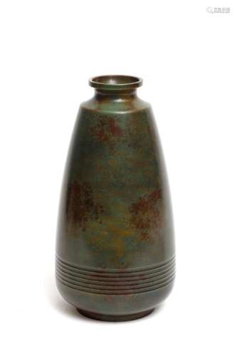 Vase en bronze de couleur marron et verte et de fo…