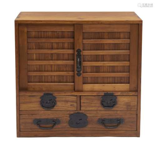 Petit meuble (kodansu) composé d'une étagère et d'…