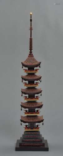 Modèle en laque Wajima d'une pagode à cinq étages …
