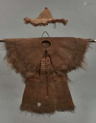Manteau de pluie en paille (mino) porté par les pê…