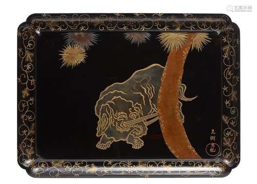 Plateau rectangulaire laqué noir (hirobuta) orné d…