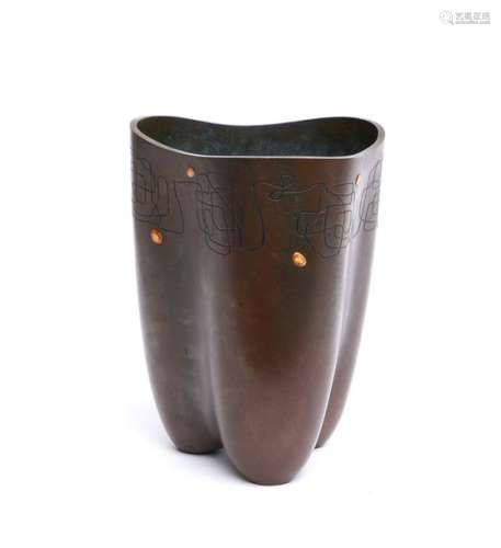 Vase en bronze foncé à trois lobes avec un motif a…