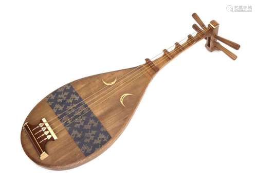 Biwa en bois, instrument de musique japonais proch…