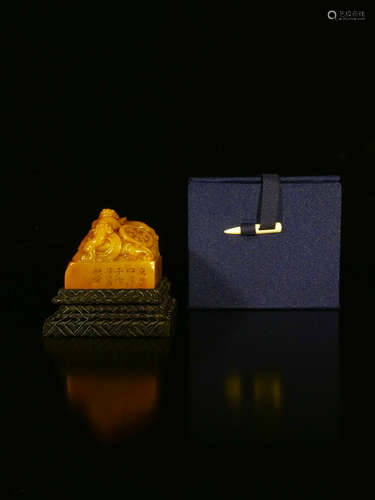 17-19TH CENTURY, A DOUBLE DRAGON DESING FIELD YELLOW STONE SEAL, QING  DYNASTY.