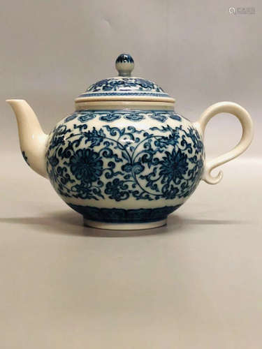 A BLUE&WHITE FLORAL DESIGN TEAPOT