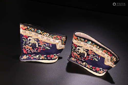 18-19TH CENTURY, A PAIR OF FLORAL PATTERN EMBROIDERY SHOE, LATE QING DYNASTY