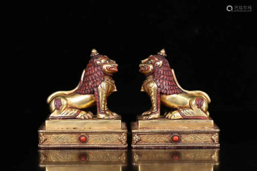 18TH CENTURY, A PAIR OF LION DESIGN GILT BRONZE ORNAMENT