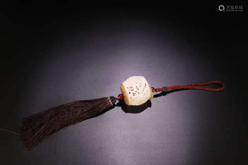 A FLORAL AND BIRD PATTERN HETIAN JADE SACHET PENDANT