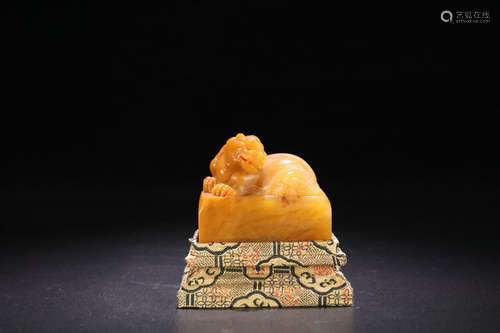 18-19TH CENTURY, AN AUSPICIOUS ANIMAL DESIGN SHOUSHAN STONE SEAL, LATE QING DYNASTY