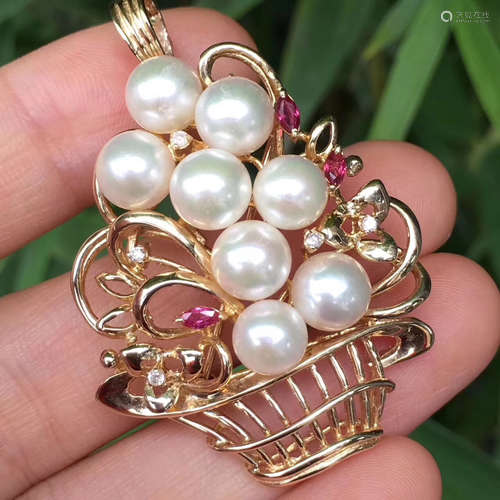 A JAPANESE BRAND AKOYA 18K GOLD&PEARL BROOCH