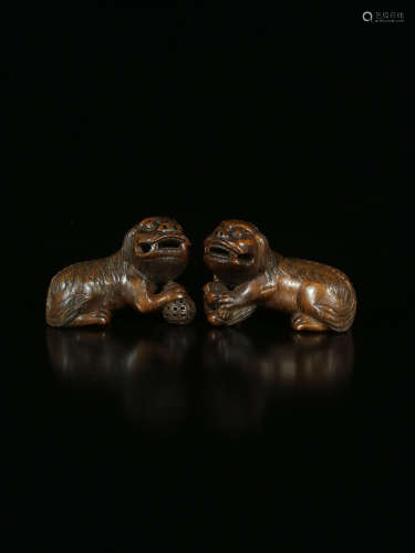 17-19TH CENTURY, A PAIR OF LION DESIGN BAMBOO CARVING ORNAMENTS, QING  DYNASTY.
