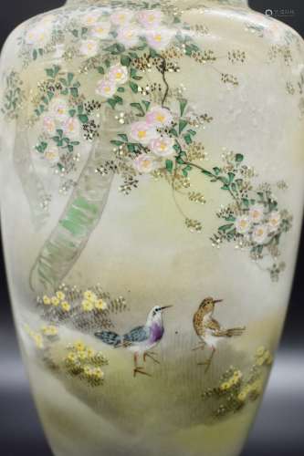 An elegant pair of Japanese vases - 19th century