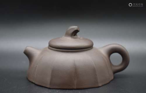 A small and elegant yixing teapot- 19th century