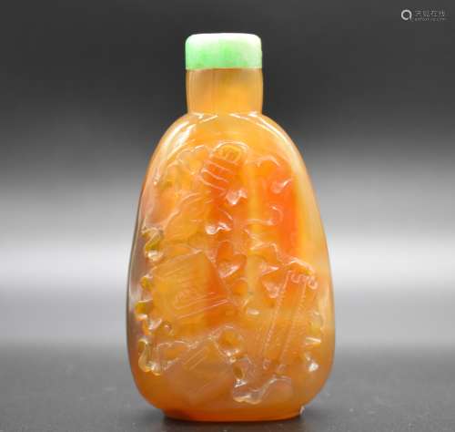 A large Chinese agate snuff bottle-