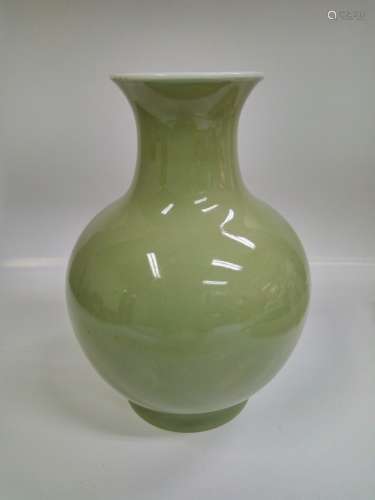 五十年代豆青釉花瓶