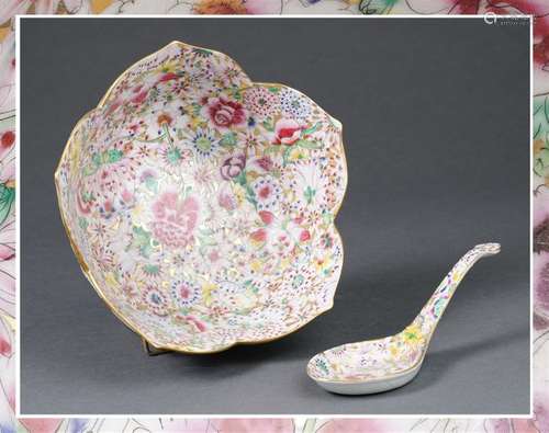 BOL A PUNCH FLORIFORME EN PORCELAINE A DECOR EMAIL...;