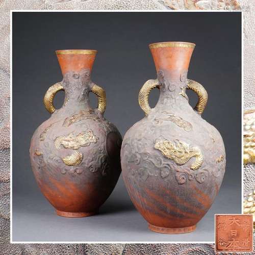 GRANDE ET DECORATIVE PAIRE DE VASES EN TERRE CUITE...;