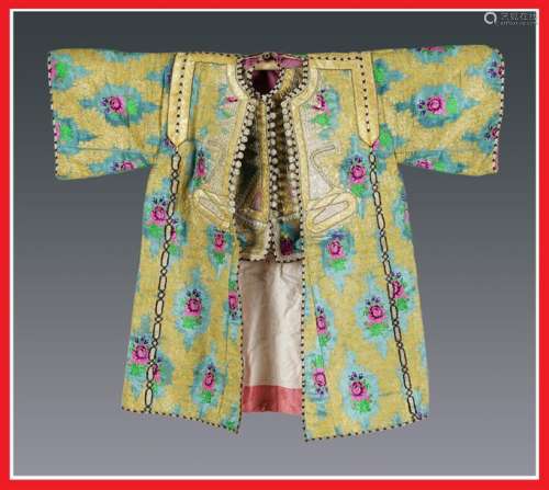 COSTUME TRADITIONNEL D'ENFANT EN TISSU BRODE \nProb...;