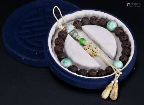 A Qing Bodhi 'Fu' Handheld Bracelet