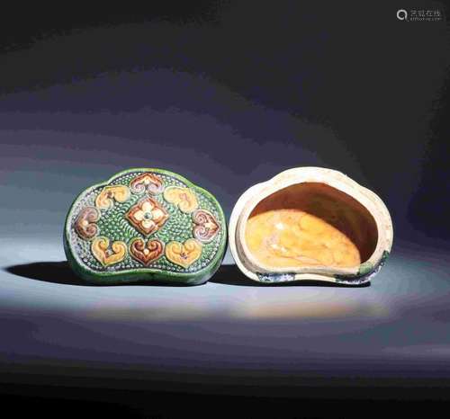 GONGXIAN KILN THREE COLORED RUYI POWDER BOX