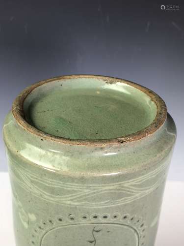 KOREAN GREEN GLAZED PORCELAIN VASE