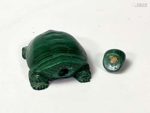 A GREEN STONE TURTLE SNUFF BOTTLE