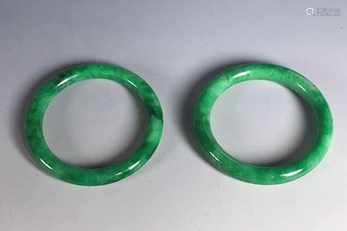 PAIR OF IMPERIAL PEKING GLASS BANGLES IMITATING JADEITE