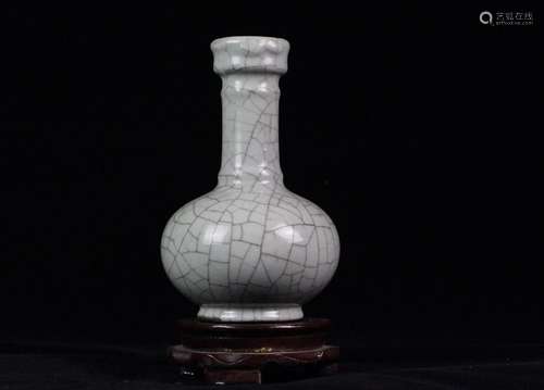 A GE YAO BOTTLE VASE, YONGZHENG MARK