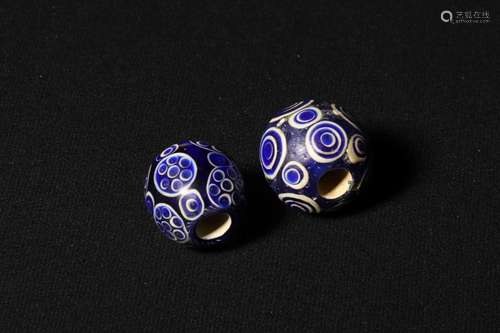 A PAIR OF PEKING BEADS