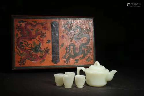 A SET OF HETIAN JADE TEA EWER AND CUPS