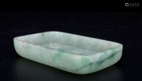 A SMALL JADE 'FISH' BRUSH COUPE