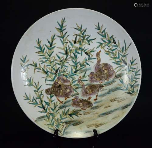 A FAMILLE ROSE PLATE DEPICTING DUCKS