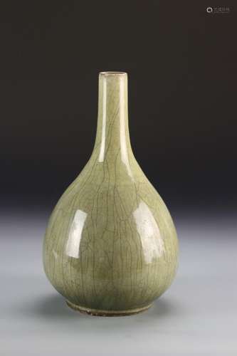 A GE YAO BOTTLE VASE