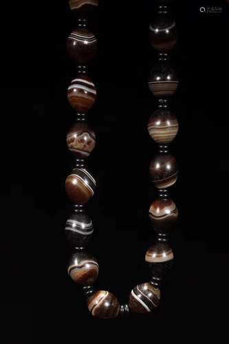 AN AGATE NECKLACE