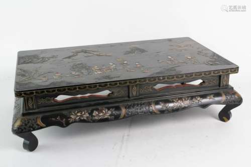 A 18TH C. LACQUER TABLE