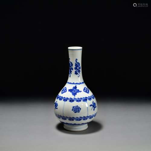 A KANGXI PERIOD BLUE AND WHITE BOTTLE VASE