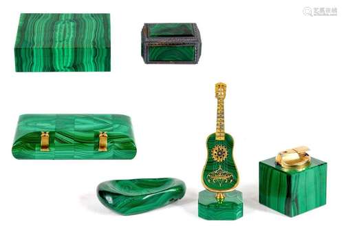 LOT D'OBJETS DE VITRINE EN MALACHITE