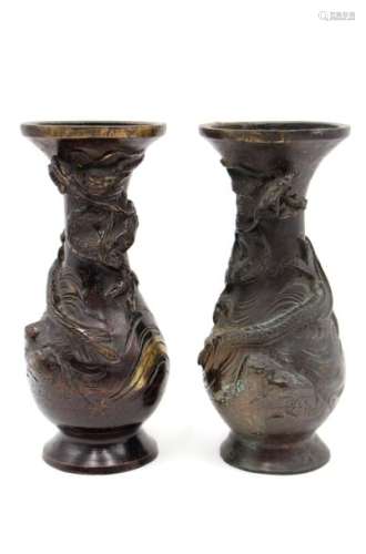Paire de vases en bronze \nH: 15.5 cm