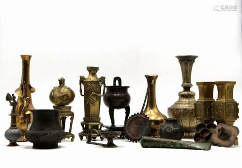 Ensemble de 15 objets divers en métal (bronze, éta...;