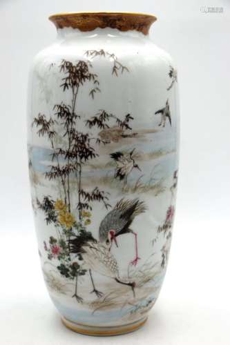 Japon \nVase en porcelaine à décor lacustre \nH : 37...;