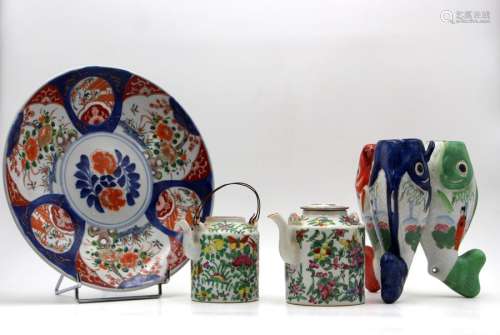Ensemble de 4 objets en porcelaine peinte comprena...;