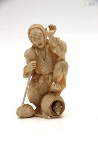 Paysans au rat \nSujet en ivoire sculpté \nH: 9 cm \n...;