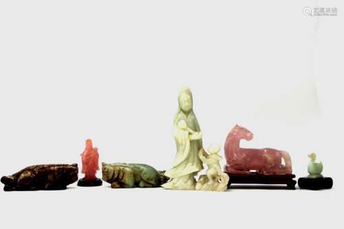 Chine, XXème siècle \nEnsemble de 6 statuettes scul...;