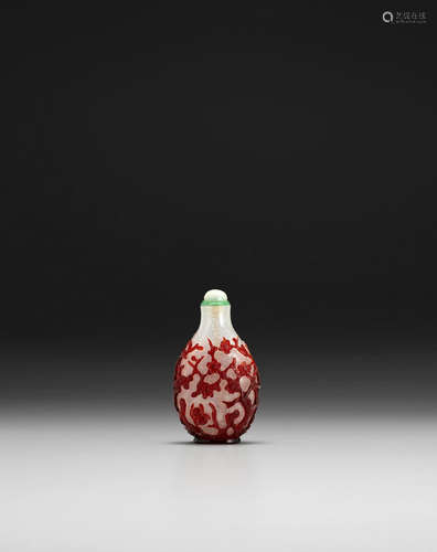 1750-1820 A red overlay 'snowflake' glass snuff bottle